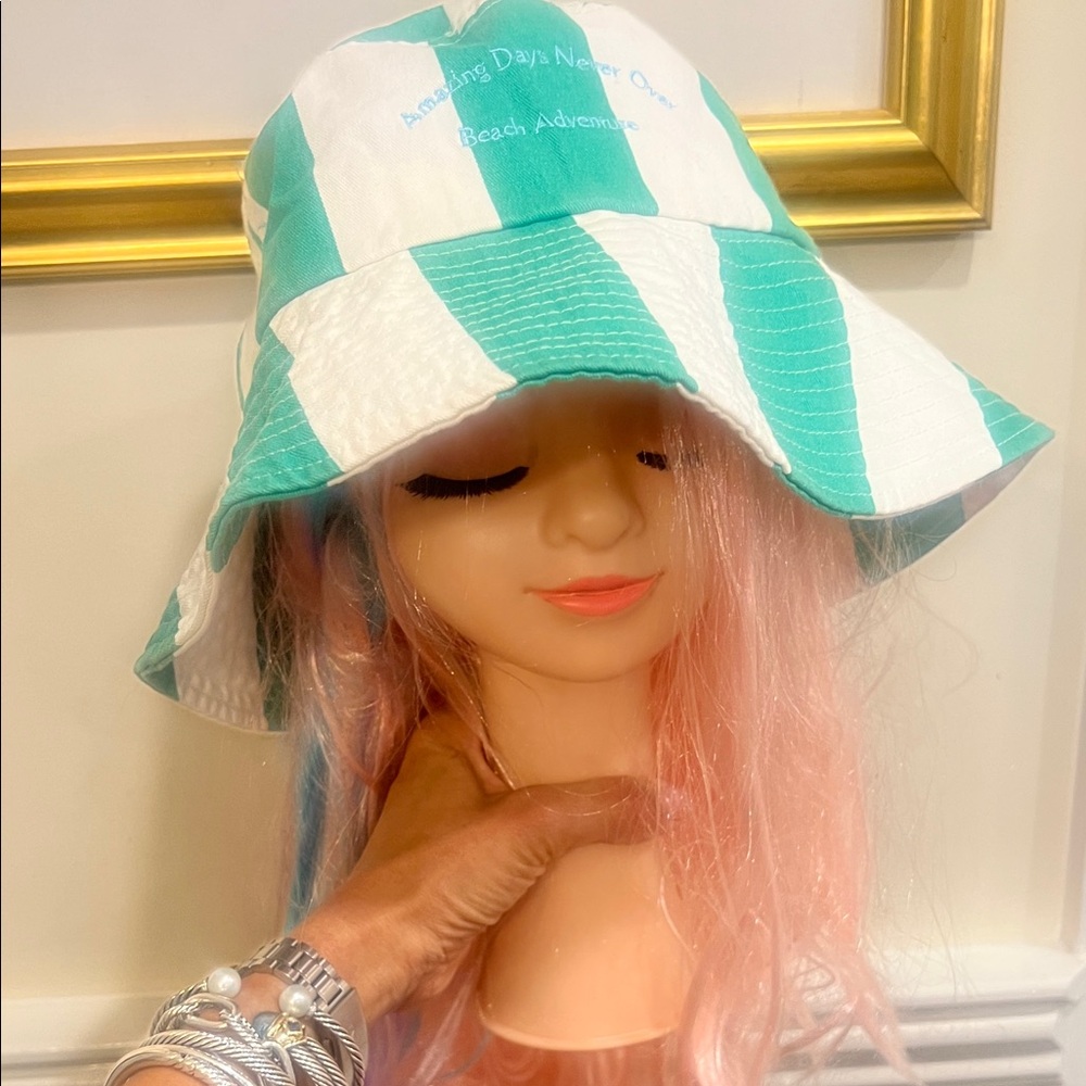Zara Bucket Hat 🏝️🍬